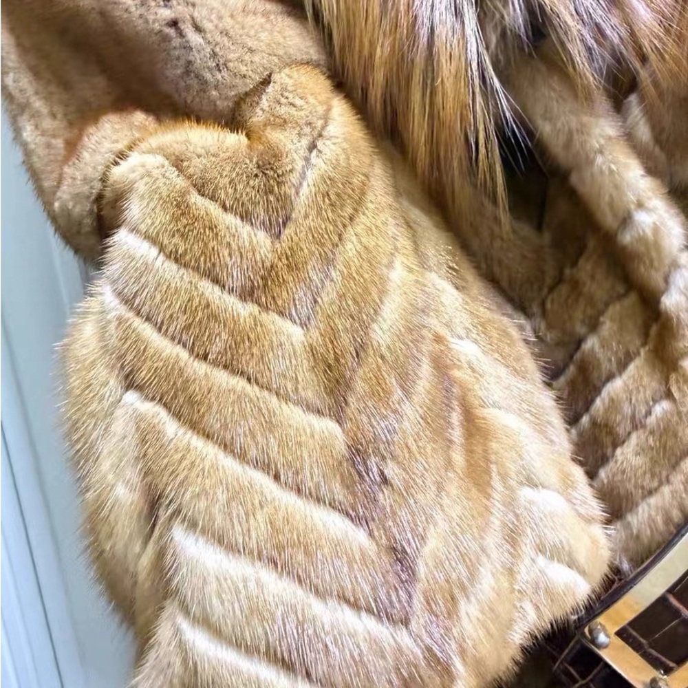 Luxurious 100% Real Female mink Fur Coat with Belt - Picture 3 of 7